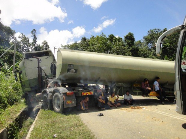 palm-oil-tanker-blocks-road-1024x768