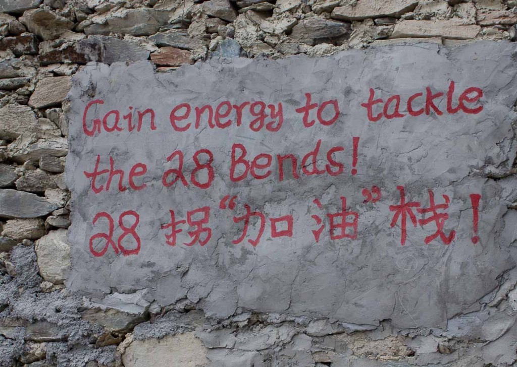 Sign announcing "Gain energy to tackle the 28 Bends!" Tiger Leaping Gorge