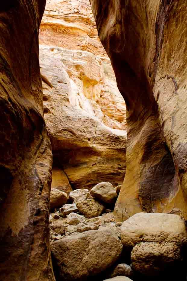 Wadi Muthlim-2 The canyon narrows in Wadi Muthlim, with rocks.