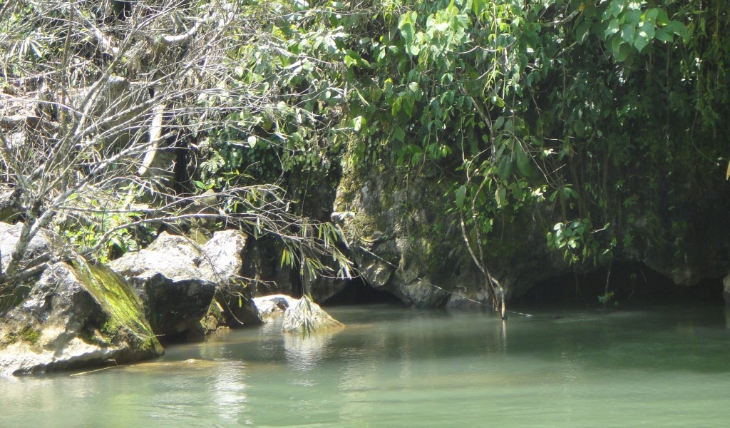 cave tubing vang vieng entrance to the cave we tube outside vang vieng laos