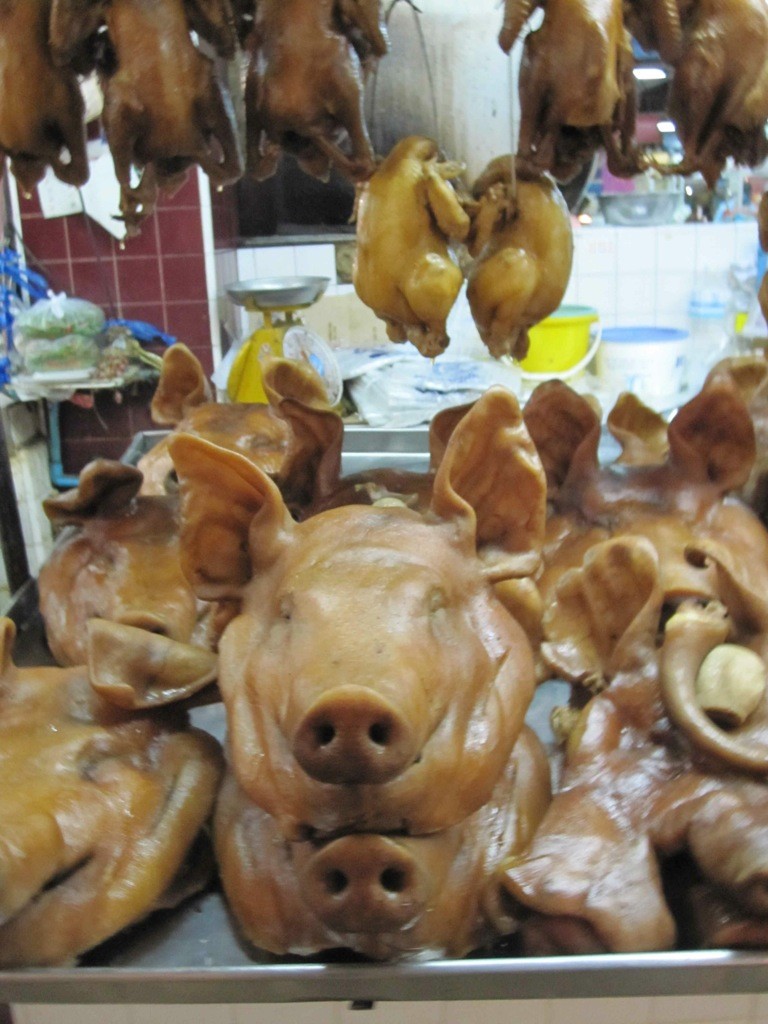 pigs-head-trat-market-thailand Pigs heads and other delicacies on sale in Trat market, Thailand