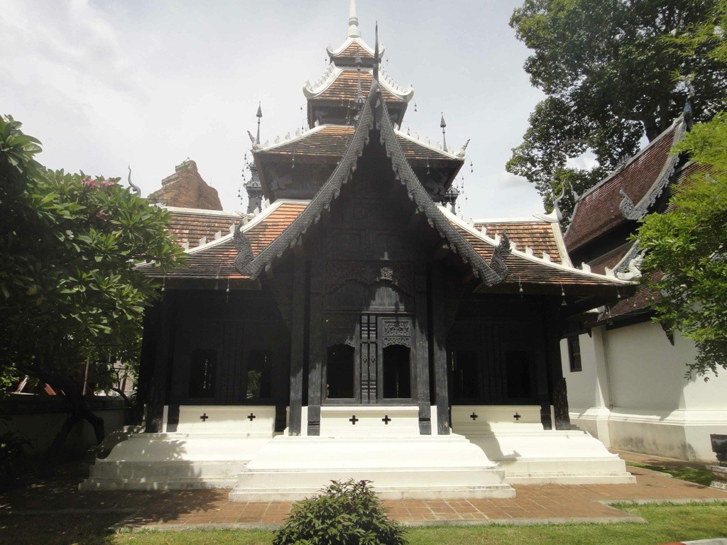 wat_chedi_luang_lanna_temple_chiang_mai_thailand Wooden lanna Thai temple at Wat Chedi Luang, Chiang Mai, Thailand.