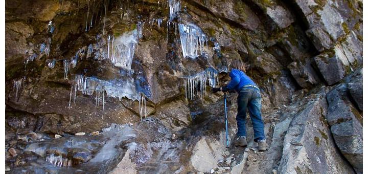 Zac picks icicles from the rock en route from Khumjung to Phortse Tenga