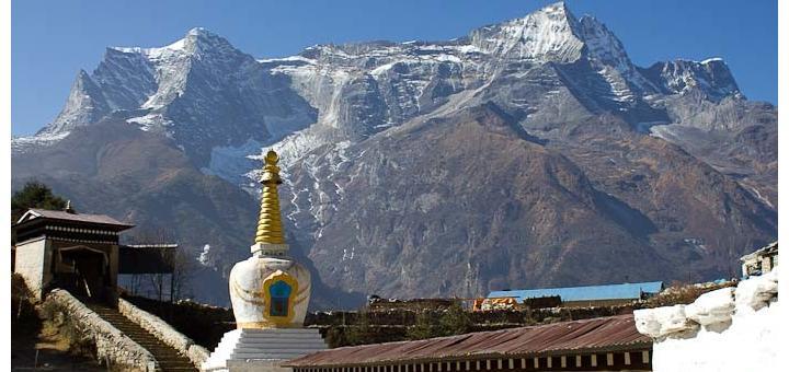 Chorten with view of Kong De - Namche Bazar.