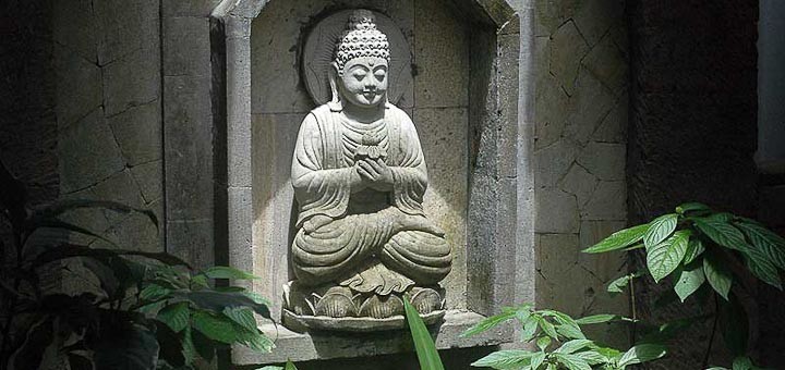 Statue at Artini 2 in Ubud.